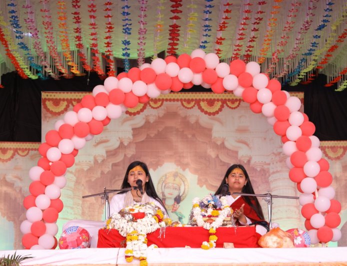 दुनिया में मन को अटकाओगे तो भटक जाओगे भगवान् के श्री चरण में मन को लगाओगे तो जीवनभर के लिए संवर जाओगे - देवी नेहा निधि सारस्वत