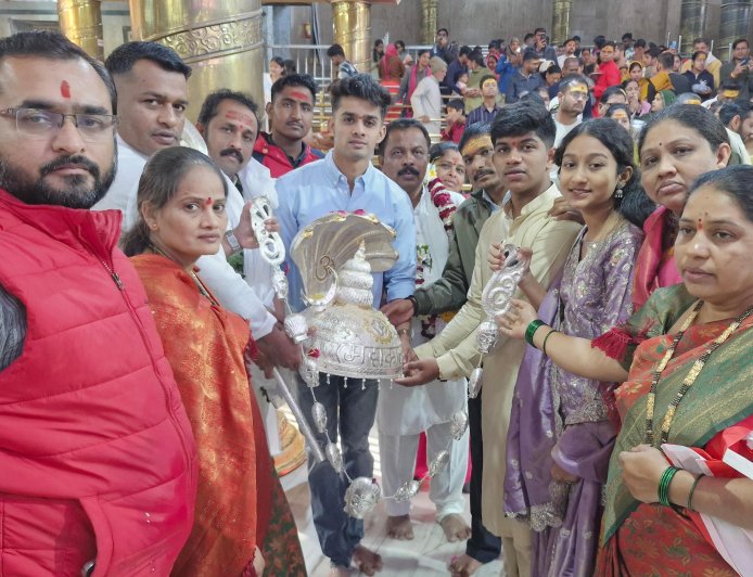 श्री महाकालेश्वर मंदिर में सूरत के भक्त द्वारा चांदी के आभूषण दान किये