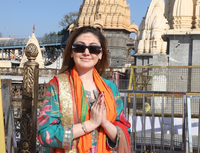 अभिनेत्री  शैफाली जरीवाला ने श्री महाकालेश्वर भगवान के दर्शन